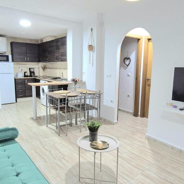 Cozy apartment with private parking near center and beach - Apartamento de 2 dormitorios con balcón - 12