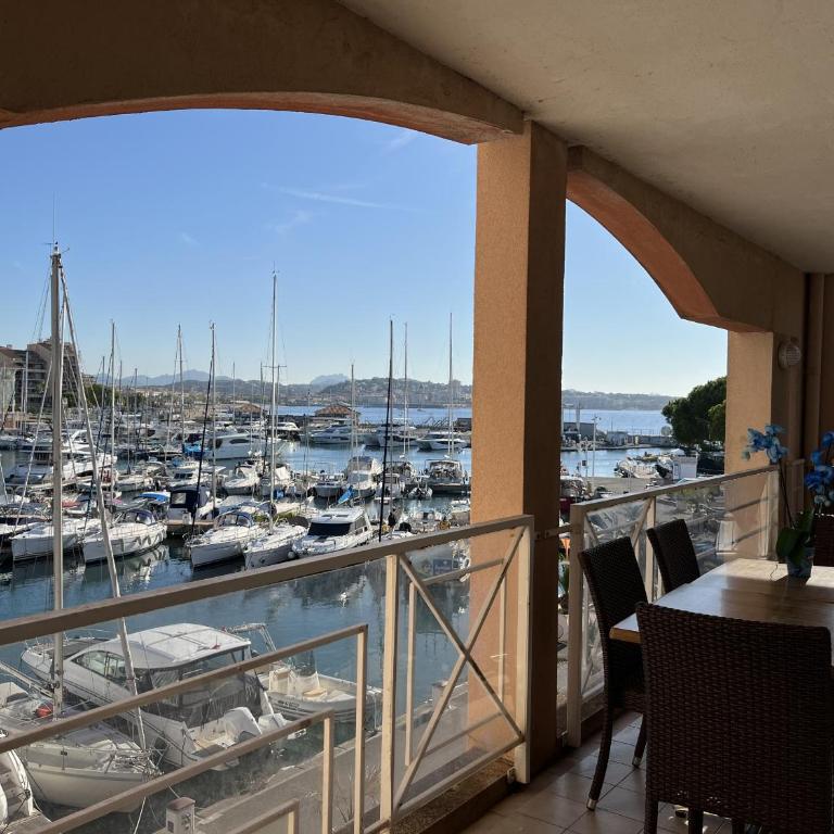 Cap Hermes 200 residence avec piscine et vue port - Apartment mit 2 Schlafzimmern, Terrasse und Meerblick - 10