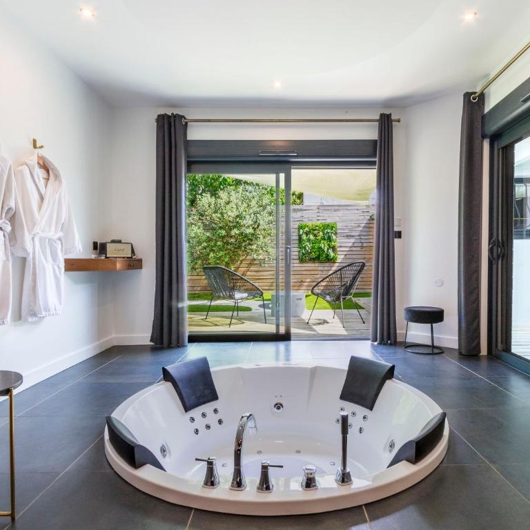 Nuit confort avec Balnéo XXL privative et Climatisation - Maison 1 Chambre - 17