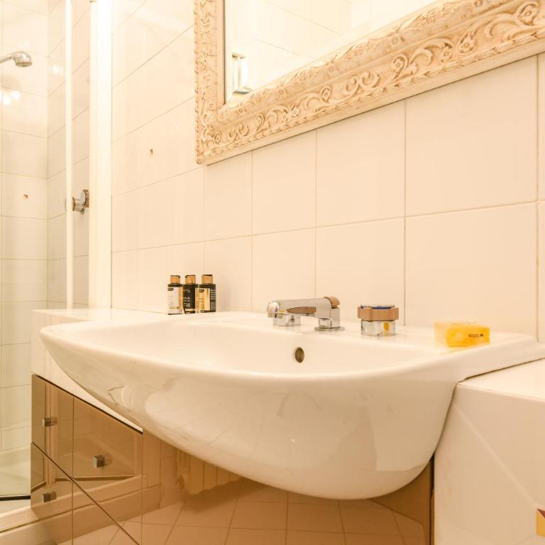 Villa Artemisia Luxury, Pool & Jacuzzi, 300m from Lake Garda - Villa - 27