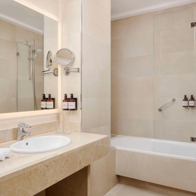 NH Collection Victoria - Superior Double or Twin Room - 5
