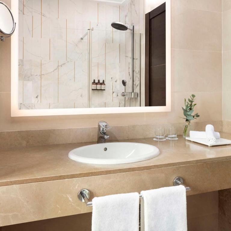NH Collection Victoria - Superior Double or Twin Room XL - 6