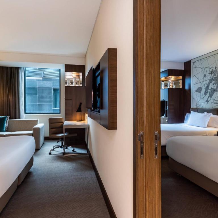 Courtyard by Marriott Bogota Airport - Habitación Doble Superior con sofá cama y cama grande - 1