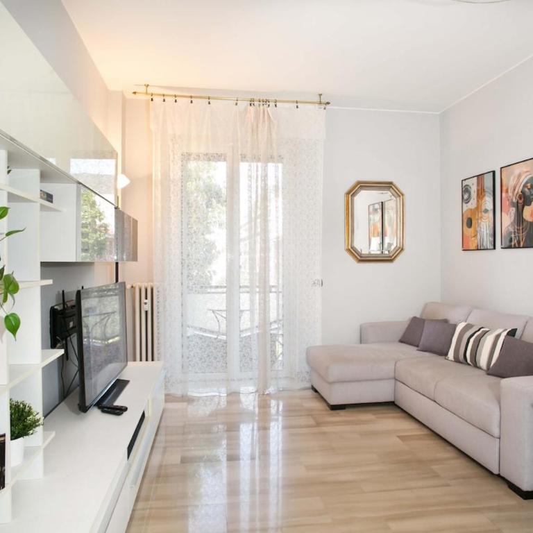 Cozy Home Milano 5 posti letto - 15 minuti dal Duomo - Metro M1 a 4 minuti - AC - Wifi - Netflix - Appartamento con 2 Camere da Letto - 14