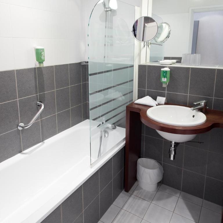 Best Western Adagio Saumur - Chambre Supérieure Lit Queen-Size - 2