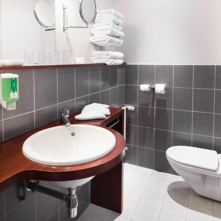 Best Western Adagio Saumur - Chambre Lit King-Size Familiale - 8