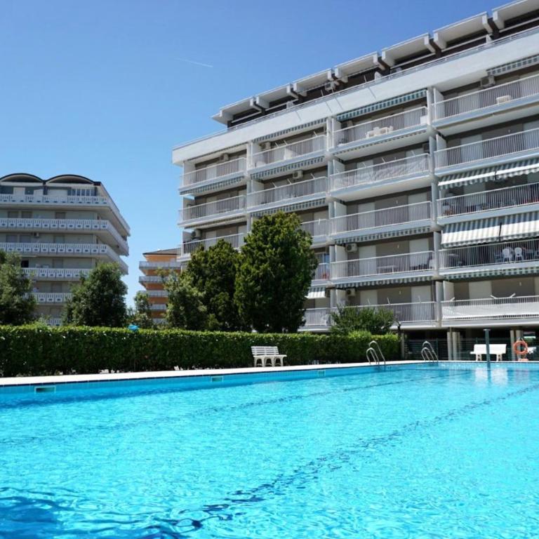 Welcoming flat with pool view balcony - Appartamento - 4