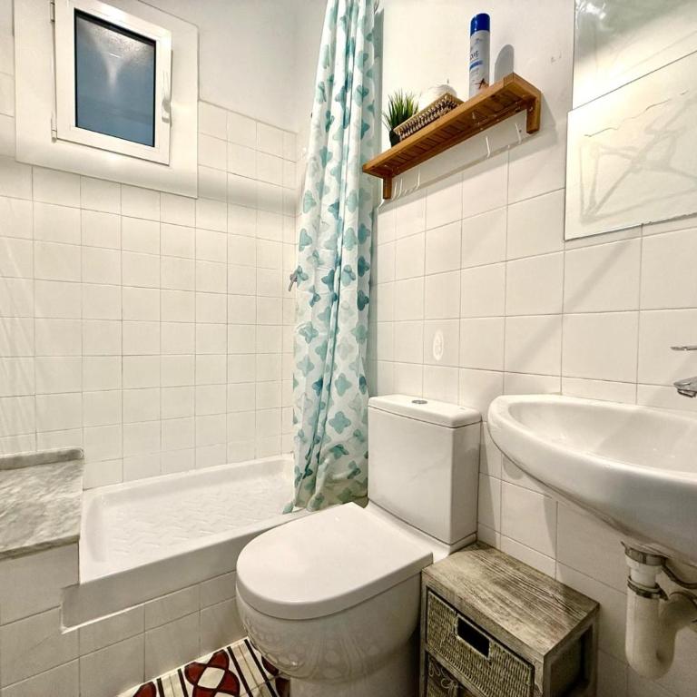 Bright 3 Bedroom Apartment Central Barcelona - Three-Bedroom Apartment - 12