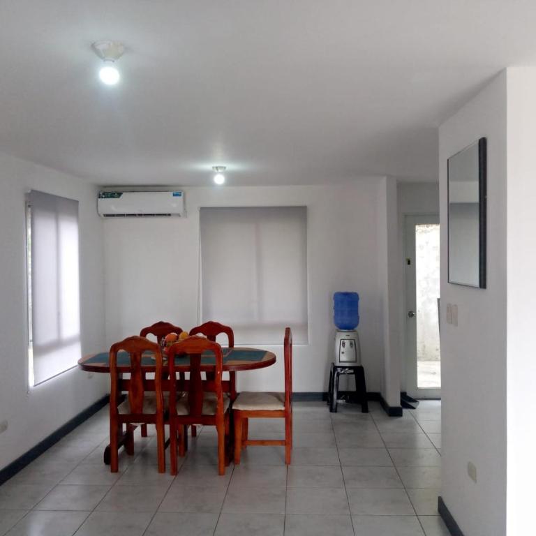 House in Manta, 15'from the beach 10' from airport - Three-Bedroom House - 8