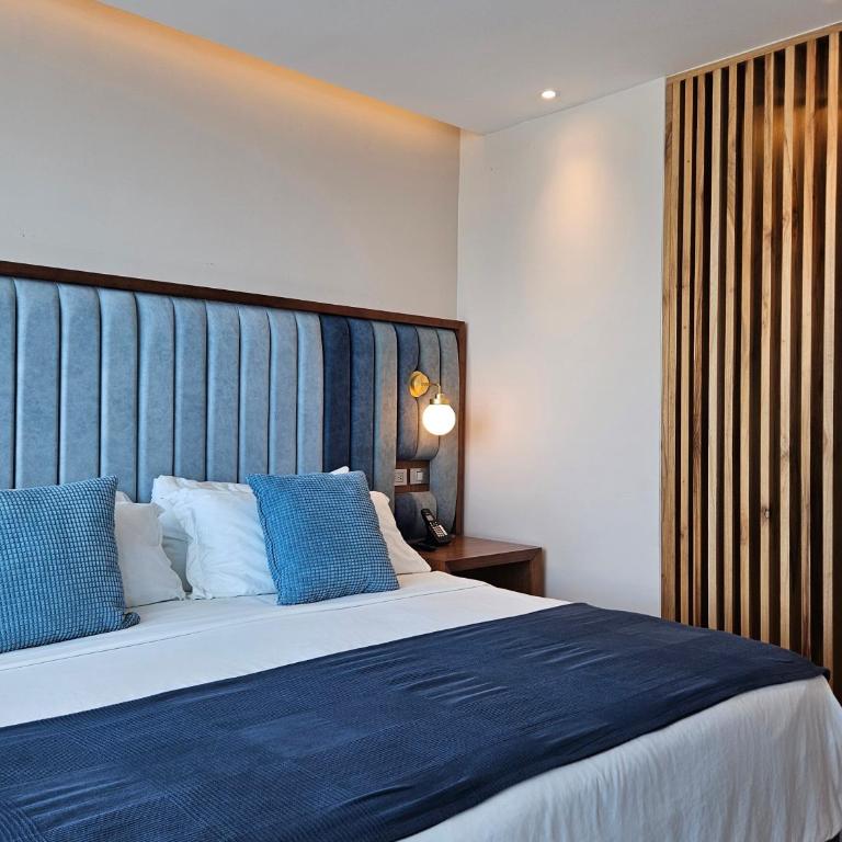 Hotel Perla Spondylus - Habitación con cama extragrande y balcón - 12