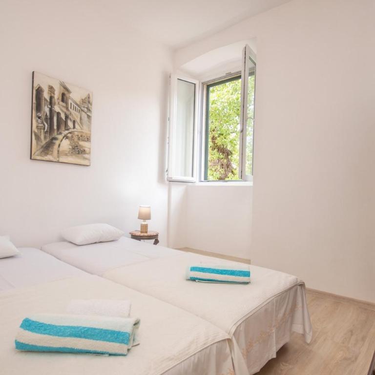 Central & quiet location inside Old town Kotor - One-Bedroom Apartment - 14