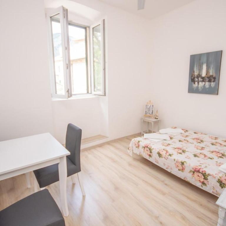 Central & quiet location inside Old town Kotor - One-Bedroom Apartment - 15