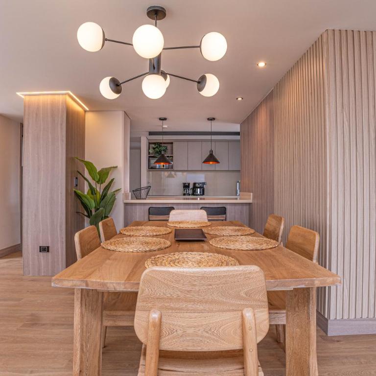 Jatisa Living by HOUSY - Four-Bedroom Apartment with Balcony - 2