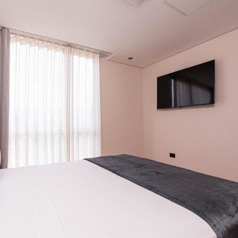 Jatisa Living by HOUSY - Four-Bedroom Apartment with Balcony - 7