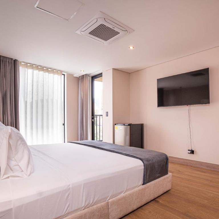 Jatisa Living by HOUSY - Four-Bedroom Apartment with Balcony - 11