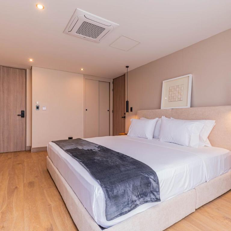 Jatisa Living by HOUSY - Four-Bedroom Apartment with Balcony - 13