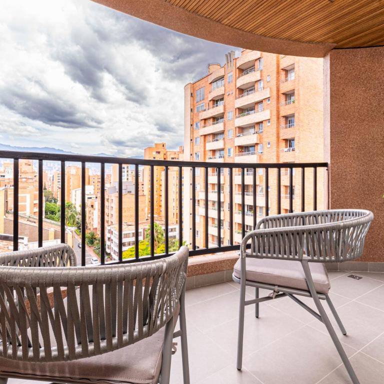 Jatisa Living by HOUSY - Four-Bedroom Apartment with Balcony - 3