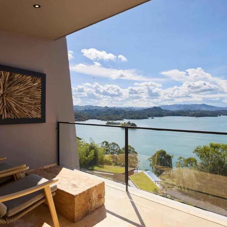 The Brown, Guatape, Autograph Collection - Habitación Estándar con cama extragrande, balcón y vistas al lago - 8