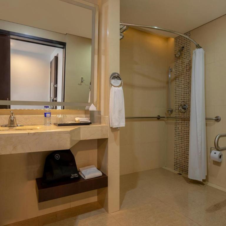 Sheraton Bogotá Hotel - Habitación adaptada para personas de movilidad reducida con cama extragrande y ducha a ras de suelo - 2