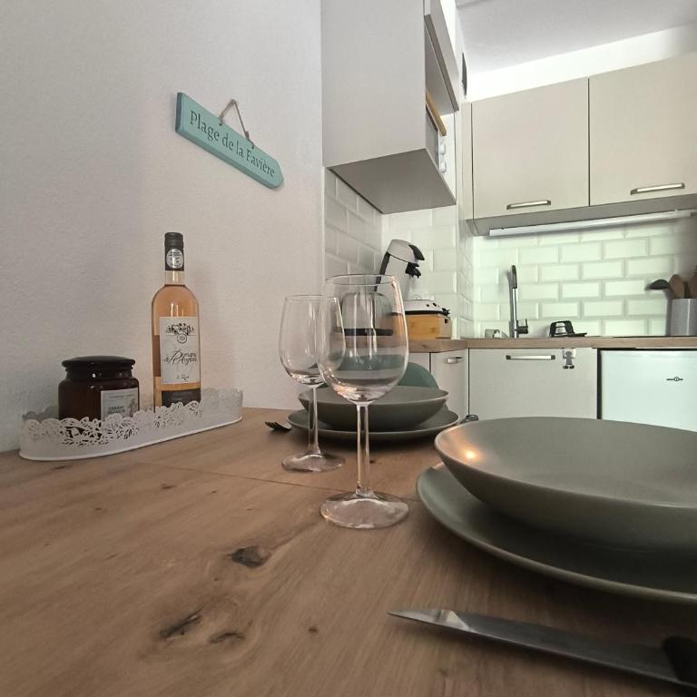 Studio Mimosa rez-de-chaussée à 800m de la plage et des commerces - parking privé avec possibilité de louer une voiture - Appartement - Rez-de-Chaussée - 10
