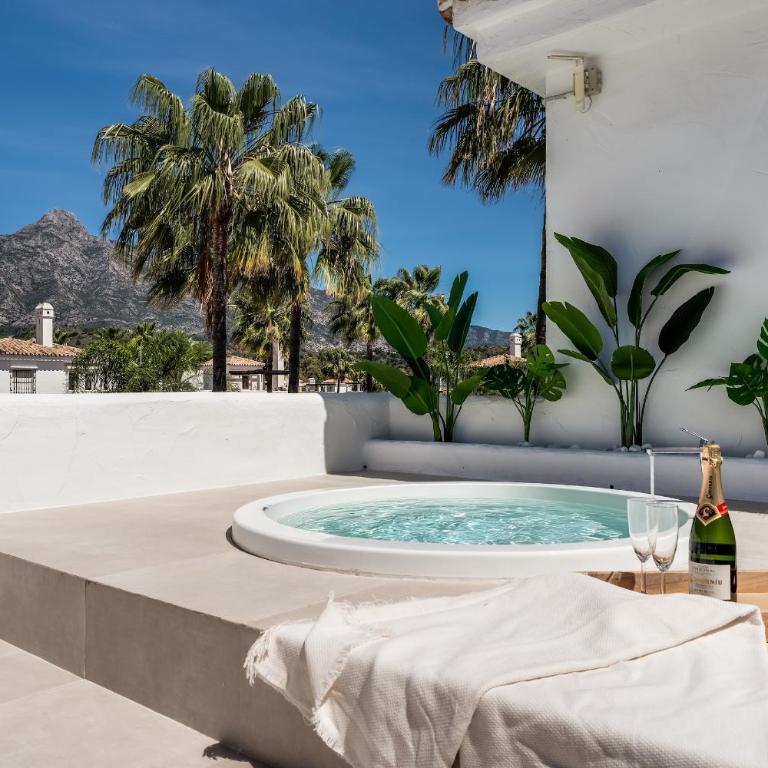 Ultimate Rentals - Luxury Penthouse - Los Naranjos de Marbella - Two-Bedroom Apartment with Mountain View - 8