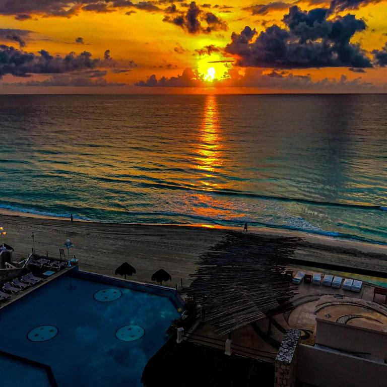 Oceanfront Apartments Cancun - Studio Apartment with Sea View - 3