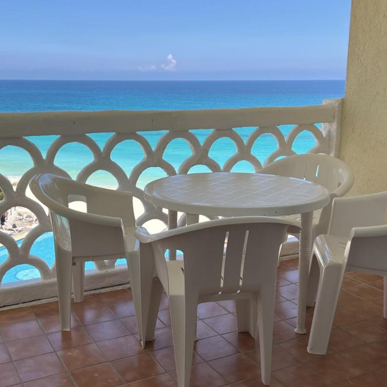 Oceanfront Apartments Cancun - Studio Apartment with Balcony - 11
