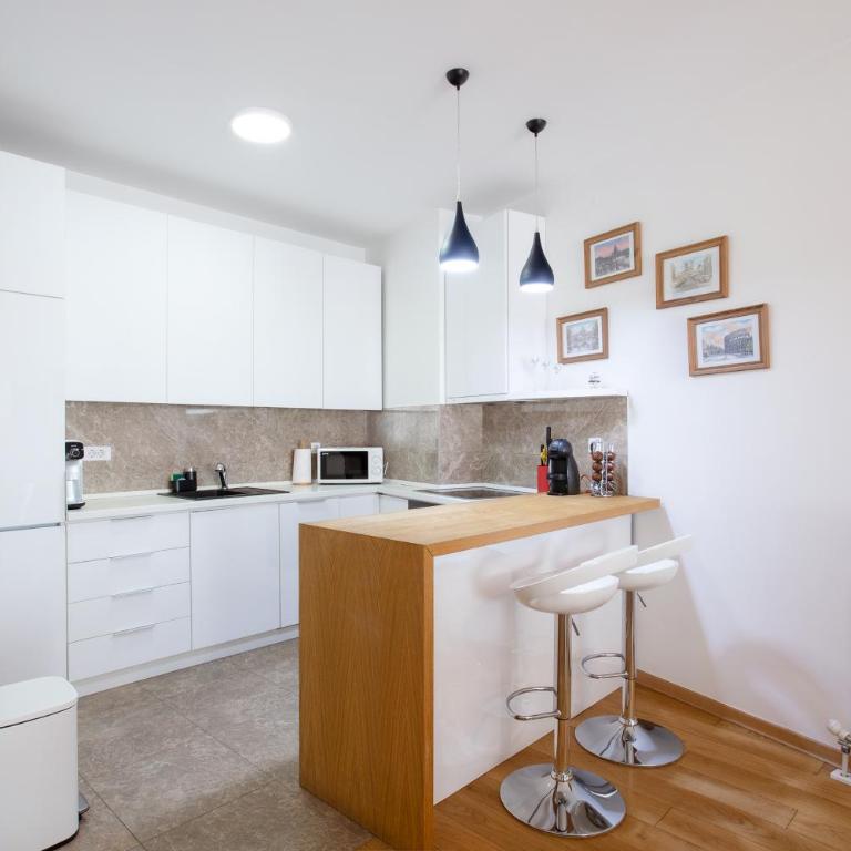 Central Garden Apartment - Parking & Security - One-Bedroom Apartment - 4