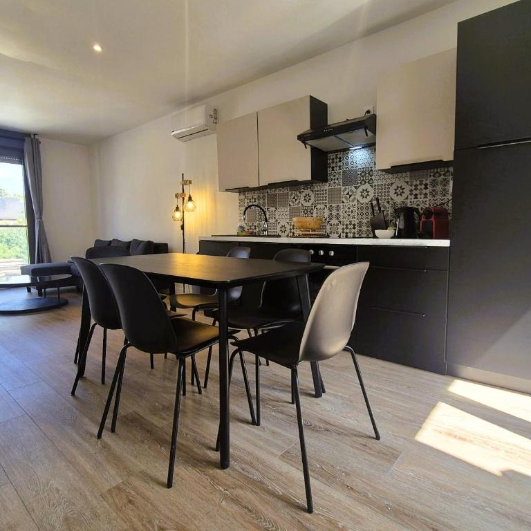 Sidney - 6P - Centre ville - Three-Bedroom Apartment - 7