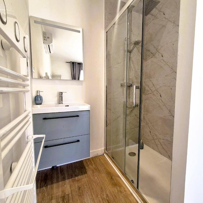 Sidney - 6P - Centre ville - Three-Bedroom Apartment - 12