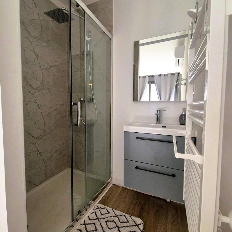 Sidney - 6P - Centre ville - Three-Bedroom Apartment - 5