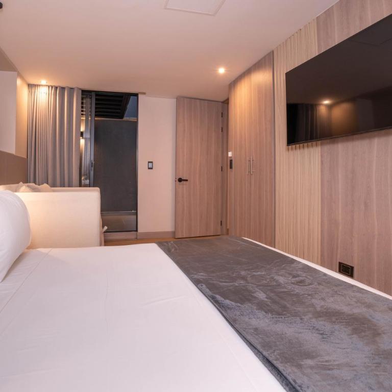 Jatisa Living by HOUSY - One-Bedroom Deluxe Apartment - 4