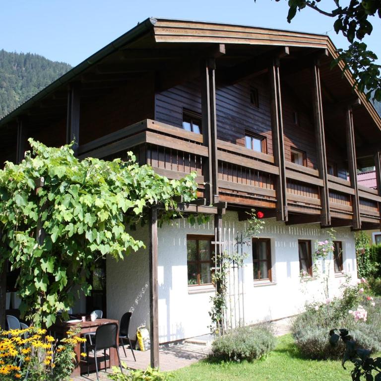 Quaint Mansion near ski bus in Goldegg - Maison de Vacances 4 Chambres - 23