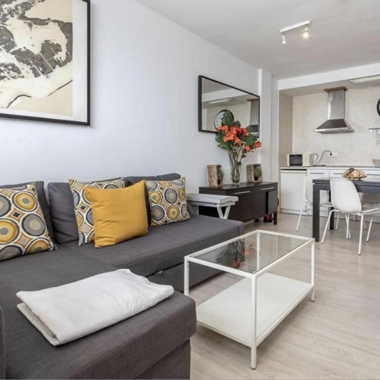 Montegorbea con parking privado y taquilla - Estudio con cama extragrande - 7