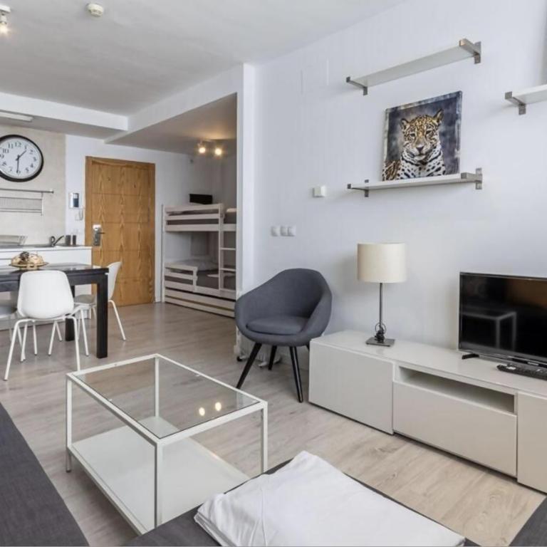 Montegorbea con parking privado y taquilla - Estudio con cama extragrande - 8