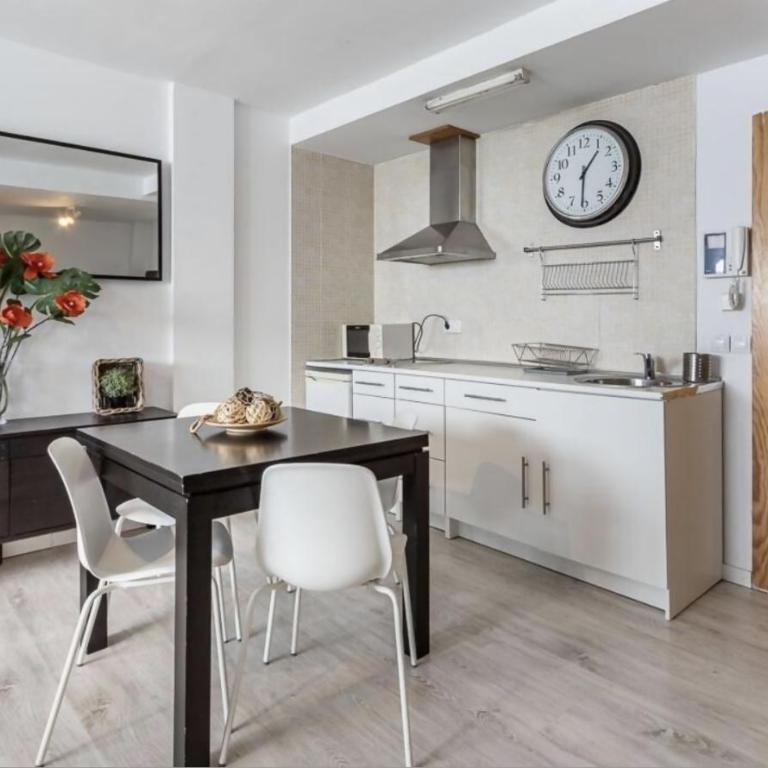 Montegorbea con parking privado y taquilla - Estudio con cama extragrande - 9