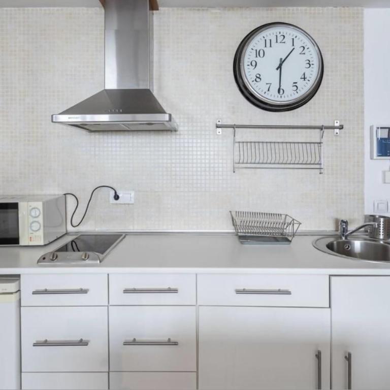 Montegorbea con parking privado y taquilla - Estudio con cama extragrande - 12