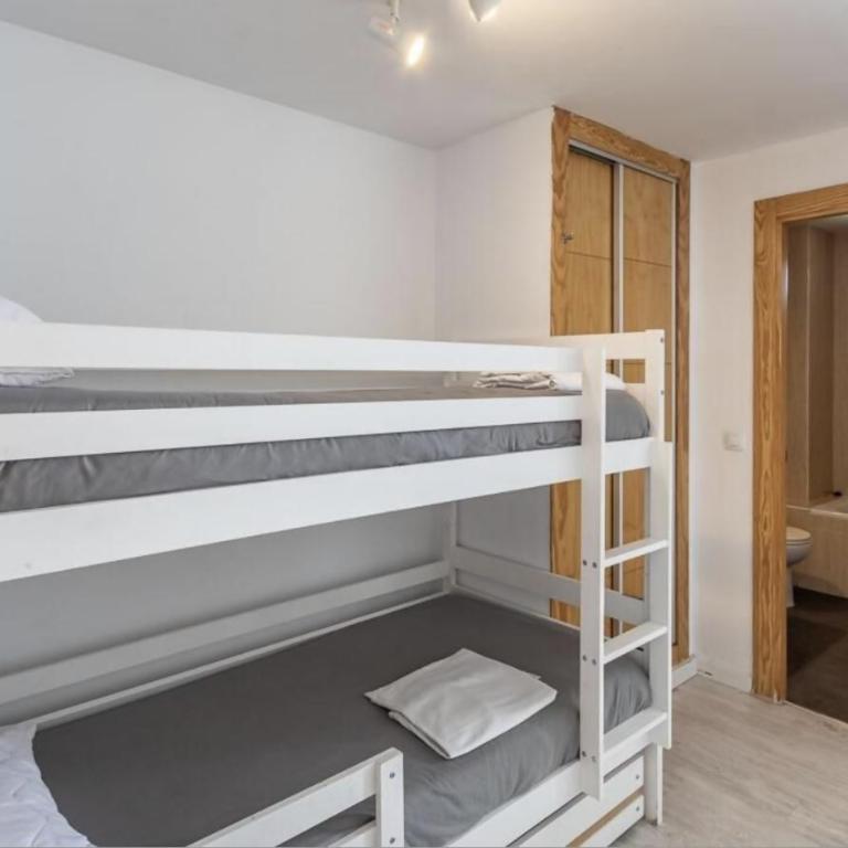 Montegorbea con parking privado y taquilla - Estudio con cama extragrande - 14