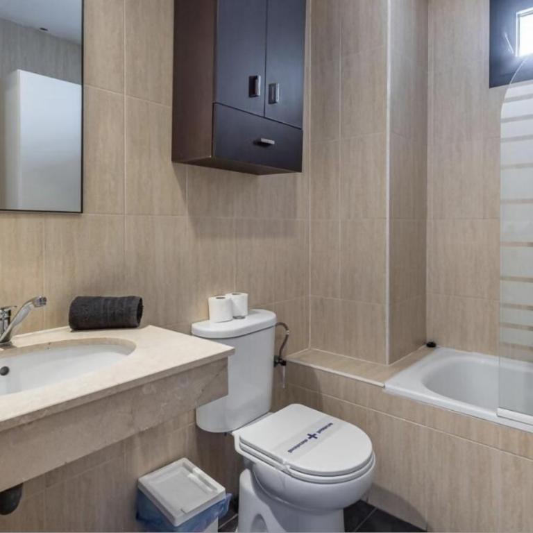Montegorbea con parking privado y taquilla - Estudio con cama extragrande - 16