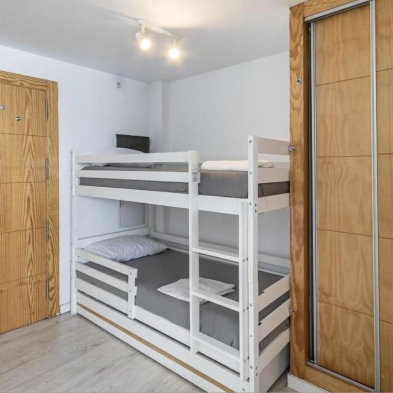Montegorbea con parking privado y taquilla - Estudio con cama extragrande - 15