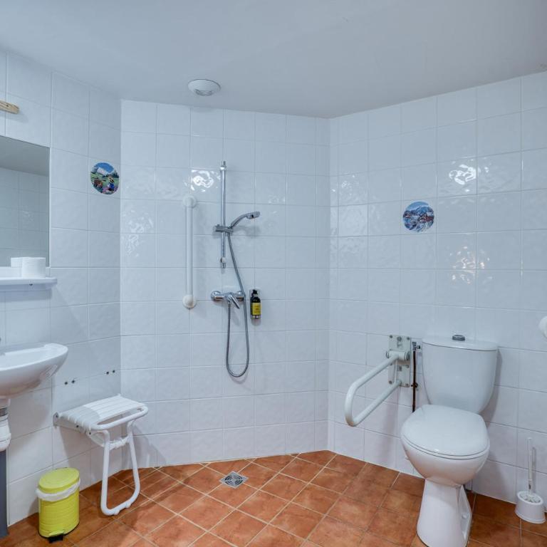 Epicéa Lodge Hôtel et Camping - Chambre Quadruple - Accessible aux Personnes à Mobilité Réduite - 2
