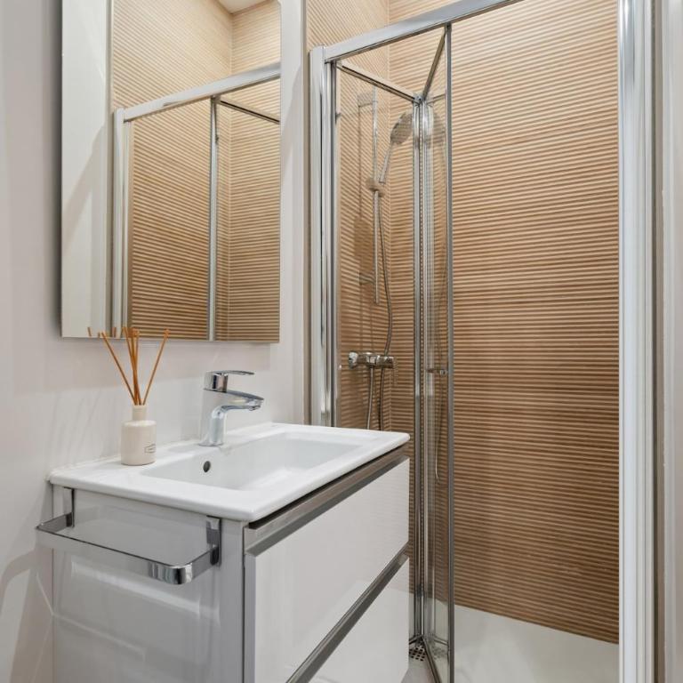 Cozy San Bernardo with terrace by Cómodo Madrid - Two-Bedroom Apartment - 15