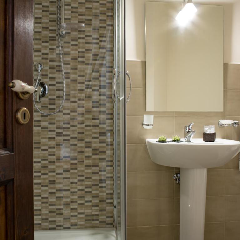 B&B Palazzo Tornabene - Deluxe Double Room with Balcony - 10