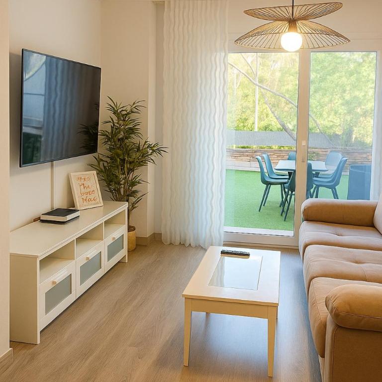 Alhambra Tropical - Terraza Oasis Smart TV y Relax a 7min de la Playa - Apartamento de 2 dormitorios - 2