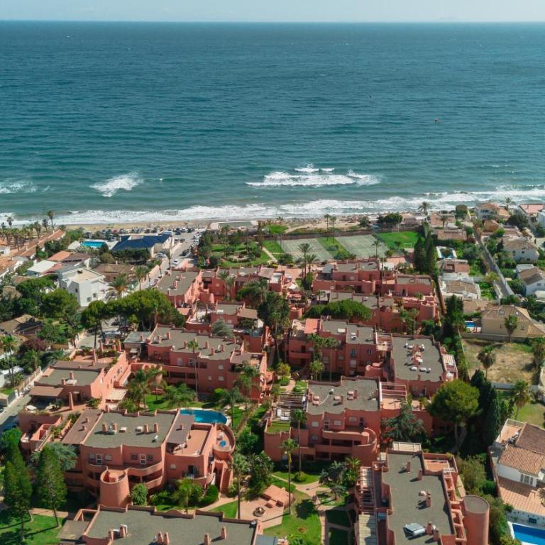 Beachfront apartment with terrace, pool and tennis court in Costabella, Marbella - Two-Bedroom Apartment - 2