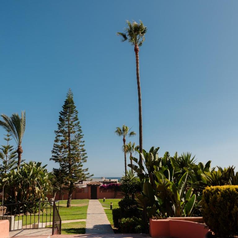 Beachfront apartment with terrace, pool and tennis court in Costabella, Marbella - Two-Bedroom Apartment - 3