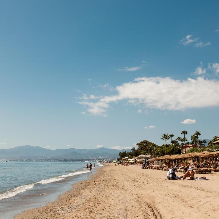 Beachfront apartment with terrace, pool and tennis court in Costabella, Marbella - Two-Bedroom Apartment - 4