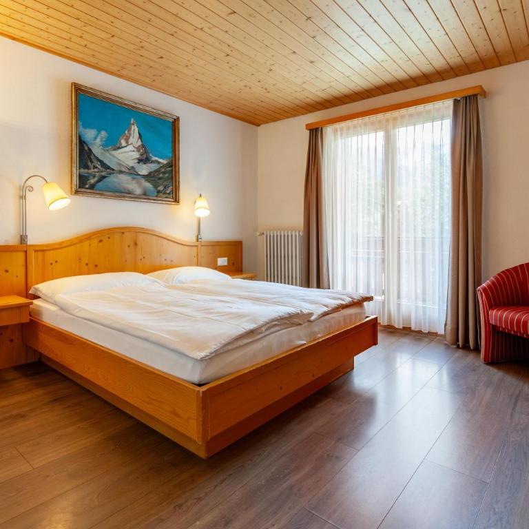 Alpenblick - Zimmer mit Queensize-Bett und Balkon - 8