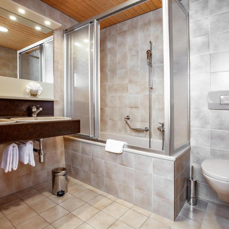 Alpenblick - Zimmer mit Queensize-Bett und Balkon - 5