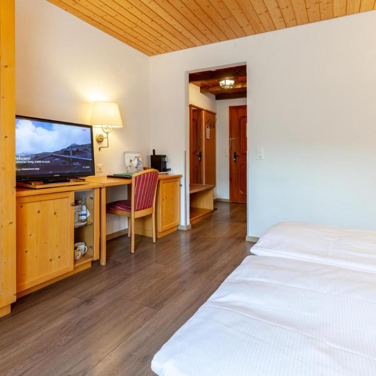 Alpenblick - Zimmer mit Queensize-Bett und Balkon - 7